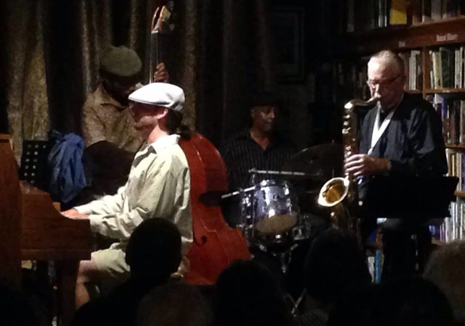 Noel Jewkes on stage wtih Grant Levin, in a quartet featuring Eugene Warren on bass and Mark Lee on drums, July 12, 2015